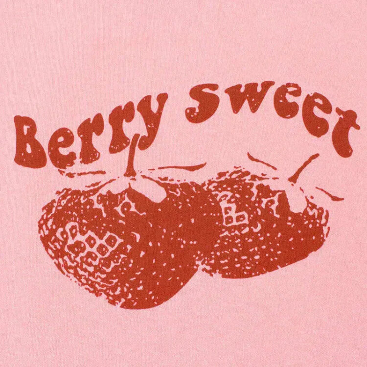 Berry Sweet Graafinen Crop Toppi Kontrastivärisellä Reunuksella